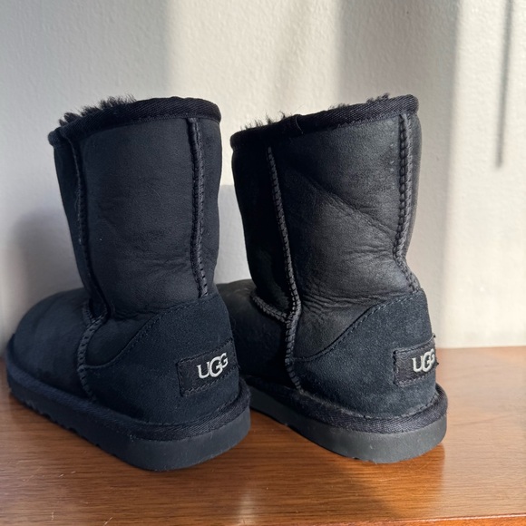 UGG Girls Classic Weather Short Boot in Black Size 1 - Picture 2 of 11
